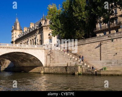 Étapes menant à la seine du Palais de Justice, Paris. Banque D'Images