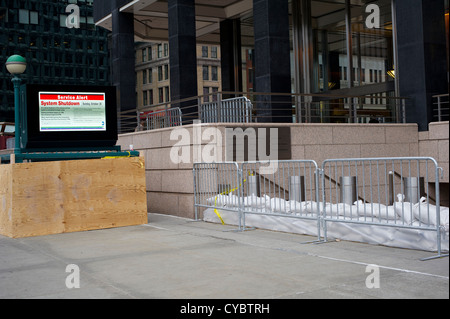 Entrée du métro un affichage de l'information met en garde de l'arrêt imminent du système de transit en raison de l'Ouragan Sandy, à NEW YORK Banque D'Images