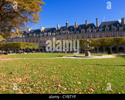 L'automne à la Place des Vosges, Paris. C'est la plus ancienne place de Paris prévues, avec des maisons bordant un grand parc central. Banque D'Images