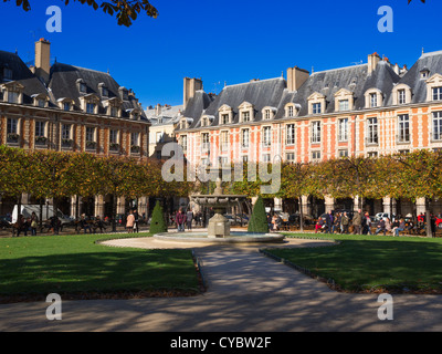 Place des Vosges, Paris. C'est la plus ancienne place de Paris prévues, avec des maisons bordant un grand parc central. Banque D'Images