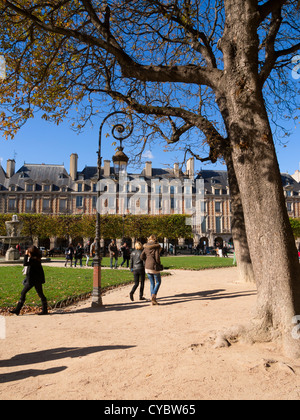 L'automne à la Place des Vosges, Paris. C'est la plus ancienne place de Paris prévues, avec des maisons bordant un grand parc central. Banque D'Images