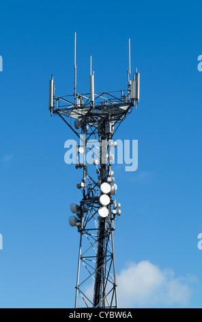 Tour de télécommunication aux antennes et plats Banque D'Images