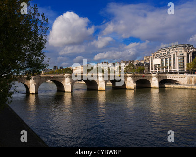Pont Neuf sur la Seine, Paris. Le 'nouveau' est le plus ancien pont permanent sur la Seine. Il a été achevé en 1607. Banque D'Images
