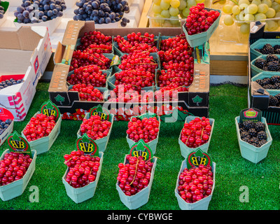 Groseilles rouges à vendre dans un marché de fruits et légumes. Banque D'Images