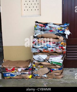Papier et carton pour recyclage extérieur gauche Banque D'Images