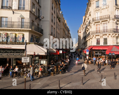 Rue Montorgueil à l'animation commerçante piétonne des Halles, Paris. Banque D'Images