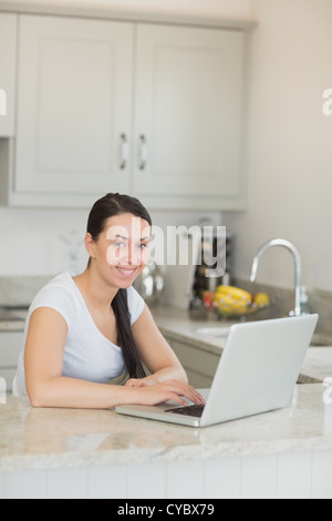 Jeune femme travaillant sur l'ordinateur portable Banque D'Images