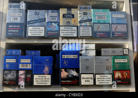 Blackpool Lancashire Coast UK - cigarettes exposées dans la vitrine du magasin Banque D'Images