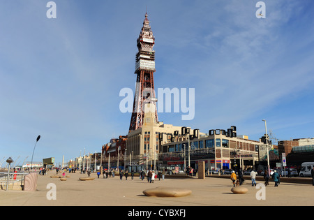 Blackpool Lancashire Coast UK - promenade en bord de mer et Blackpool Tower Banque D'Images