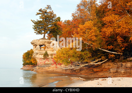 L'eau calme à Chapel Rock à l'Pictured Rocks National Lakeshore, Michigan, USA Banque D'Images