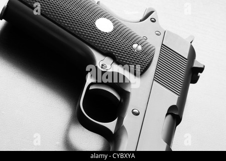 Légendes d'armes nucléaires. Photo noir et blanc de 1911 pistolet de l'armée de série sur une surface en bois close-up. Studio shot. Banque D'Images