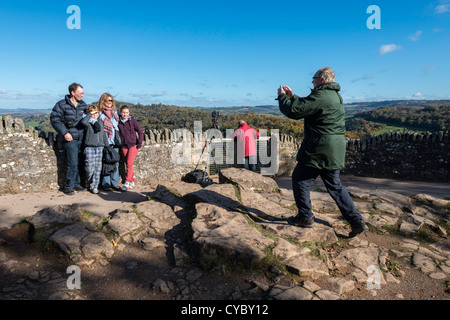 Photographie de famille prise à Symonds Yat Rock, BEAUTY SPOT surplombant la rivière Wye dans le Herefordshire ANGLETERRE UK Banque D'Images