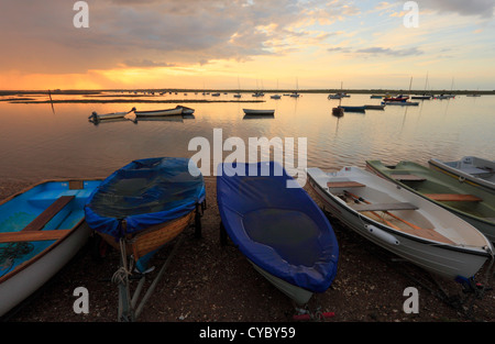 Coucher de soleil sur les marais salants à Brancaster Staithe sur la côte nord du comté de Norfolk. Banque D'Images