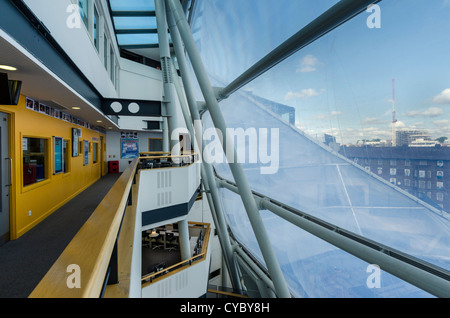 Le Bridge Academy, Hackney, Londres. L'ETFE wall apportant la lumière naturelle dans le bâtiment. Conçu par les architectes de succursale. Banque D'Images