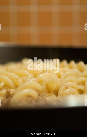 Dans la casserole de pâtes Fusilli Banque D'Images