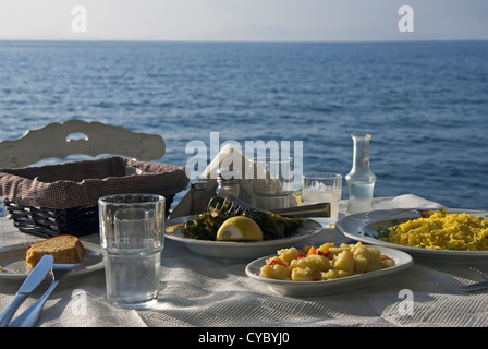 Mis à table au bord de l'eau en taverne grecque (Grèce) Banque D'Images