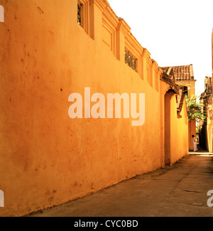 L'ancienne ruelle de hoi An au Vietnam en Extrême-Orient asie du sud-est. alley Street scene architecture bâtiment vieille ville jaune voyage ville Banque D'Images