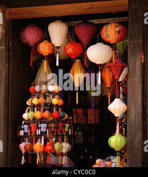 Lantern shop à Hoi An au Vietnam en Extrême-Orient asie du sud-est. lumière lumières tourisme scène de rue vietnamiens boutiques boutique voyage couleur couleur Banque D'Images