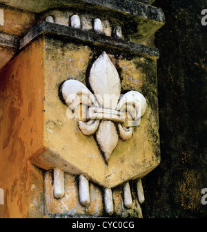Fleur de lys à Hoi An au Vietnam en Extrême-Orient asie du sud-est. symbole symbolisme art signe distinctif de l'architecture coloniale française histoire Banque D'Images