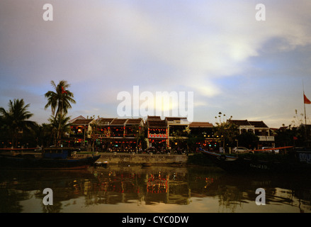 La rivière thu bon à Hoi An au Vietnam en Extrême-Orient asie du sud-est. Vue sur l'eau coucher de soleil la sérénité du paysage asiatique voyage évasion wanderlust Banque D'Images