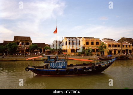 La rivière thu bon à Hoi An au Vietnam en Extrême-Orient asie du sud-est. Vue sur l'eau coucher de soleil la sérénité du paysage asiatique voyage évasion wanderlust Banque D'Images