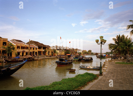 La rivière thu bon à Hoi An au Vietnam en Extrême-Orient asie du sud-est. Vue sur l'eau coucher de soleil la sérénité du paysage asiatique voyage évasion wanderlust Banque D'Images