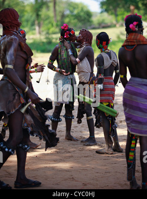 Les femmes Hamar Tribal flirter lors d'une cérémonie de saut de Bull. Banque D'Images