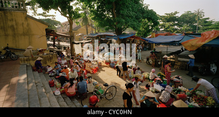 Marché traditionnel scène de rue à Hoi An au Vietnam en Extrême-Orient asie du sud-est. Les gens de vie vie de photojournalisme reportage voyage wanderlust Banque D'Images