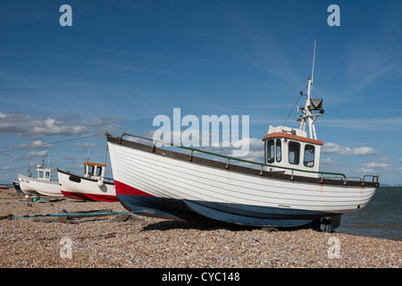 Nouveau bateau de pêche sur la plage de galets à Dungeness Banque D'Images