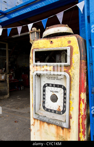 Une vieille pompe à essence, dans un petit village de Ilchester Angleterre Somerset Banque D'Images