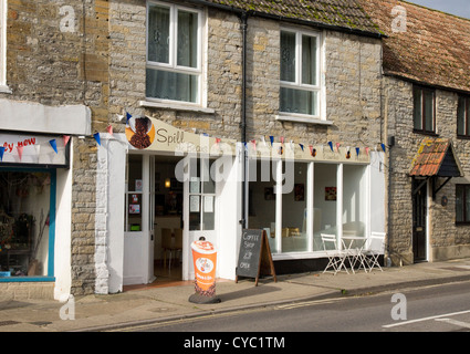 Verser le café les haricots dans un petit village de Ilchester Angleterre Somerset Banque D'Images