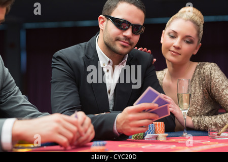 L'Homme à lunettes montrant la main pour femme à côté de lui Banque D'Images