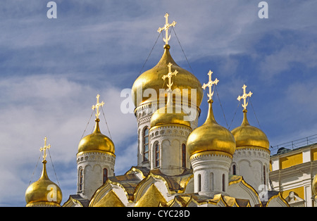 Dômes dorés à la Cathédrale de l'Annonciation (Blagoveshchenskiy sobor) au Kremlin, Moscou, Russie Banque D'Images