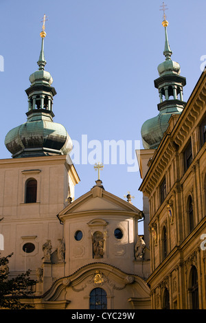 L'église des Augustins de Saint Thomas l'Apôtre Prague avec un ciel bleu Banque D'Images