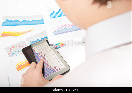 Businessman touching digital tablet tactile et de l'analyse graphique financier Banque D'Images