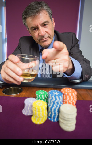 Homme tenant un verre et de pointage Banque D'Images