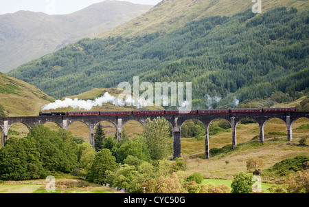 Le train à vapeur sur Glenfinan tavelling viaduc comme utilisé dans les films harry potter, le thw viaduc est dans les highlands écossais Banque D'Images