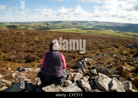 Femme en profitant de la vue sur la campagne du Shropshire est vers le pays de Galles de l'Stiperstones, UK Banque D'Images