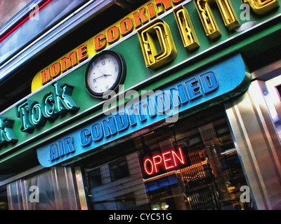 De l'HDR Tick Tock Diner emblématique sur la 34e Rue, Manhattan, New York. Banque D'Images