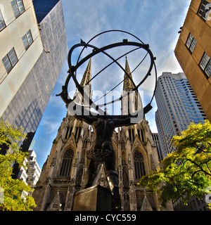 Image de la statue d'Atlas avec la Cathédrale St Patrick à l'arrière-plan, Manhattan, New York. Banque D'Images