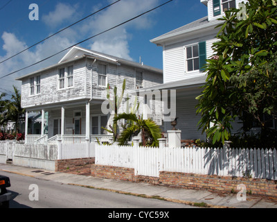 Maisons en bois traditionnel avec palissades blanches dans la vieille ville de Key West en Floride usa Banque D'Images