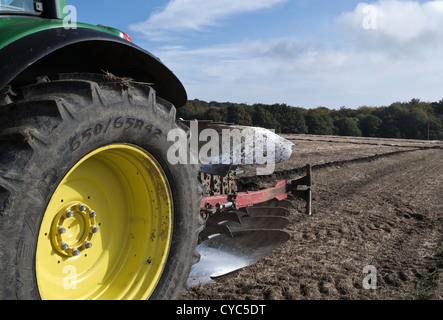 Tracteur John Deere avec charrue réversible à démonstration de labour Banque D'Images