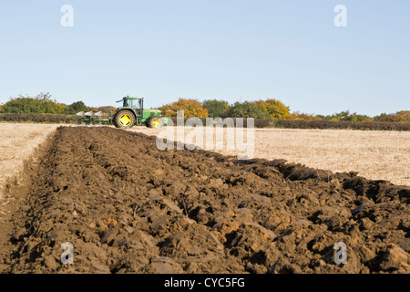 'John Deere tracteur' sur champ labouré au concours de démonstration de labour Banque D'Images