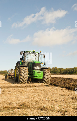 'John Deere tracteur' labourer à concurrence de démonstration de labour Banque D'Images