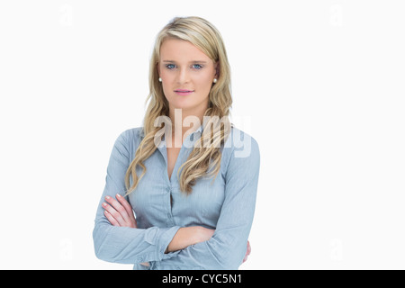 Femme blonde ayant les bras croisés Banque D'Images