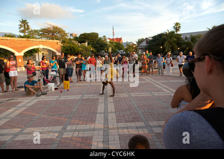 Artiste de rue pendant le coucher du soleil en soirée de célébrations Mallory Square key west florida usa Banque D'Images