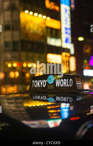 Taxi la nuit à Ginza Tokyo Japon Banque D'Images