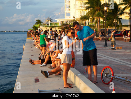 Les gens qui attendent sur le bord de mer pour le coucher du soleil en soirée de célébrations Mallory Square key west florida usa Banque D'Images