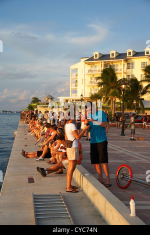 Les gens qui attendent sur le bord de mer pour le coucher du soleil en soirée de célébrations Mallory Square key west florida usa Banque D'Images