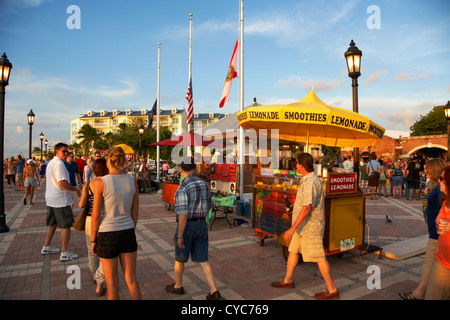 Coucher du soleil au bord de l'eau soirée de célébrations Mallory Square key west florida usa Banque D'Images